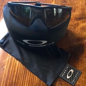 Men’s Oakley sunglasses with bag and case. Amazing shape.